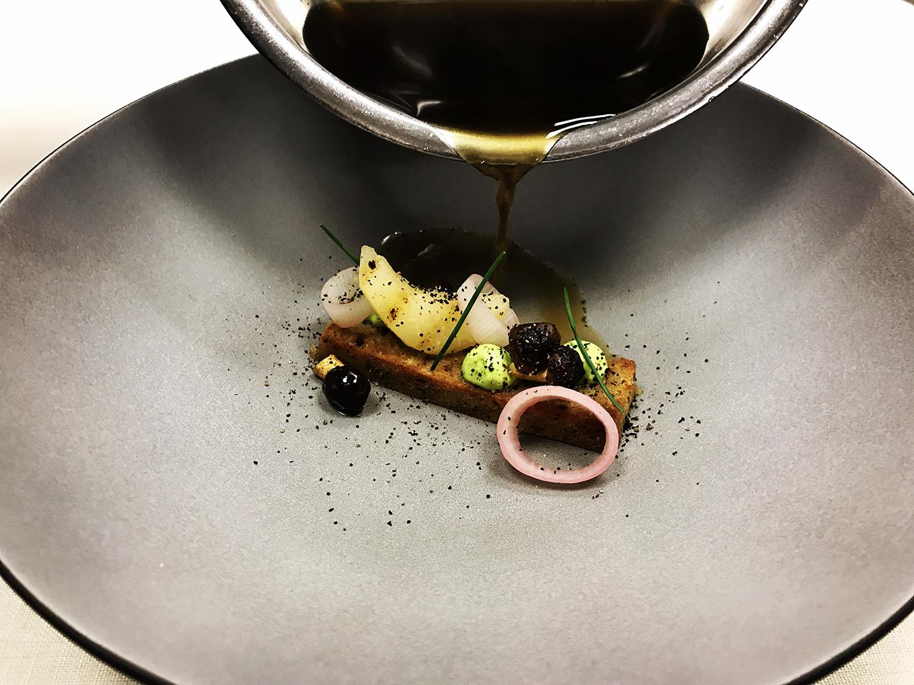 Essence of mushrooms with bacon Vinschgerl, pear & chives (c) Stefan Griessler_Hospiz Alm