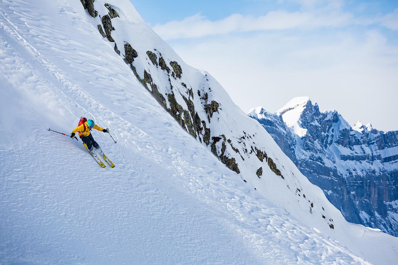 A,Man,Is,Skiing,Down,The,Hill,On,The,Steep