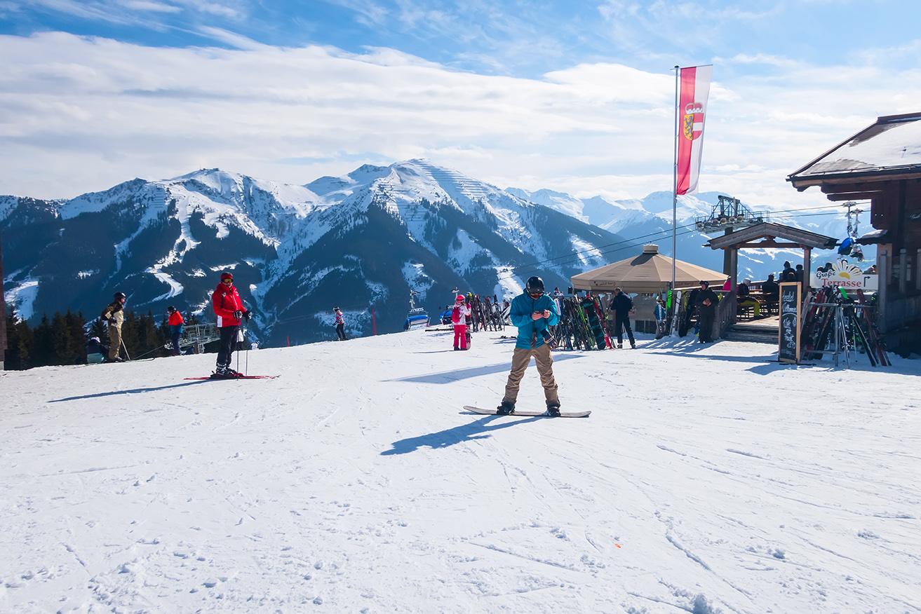 Saalbach,,Austria,-,March,1,,2020:,People,Skiing,At,Ski
