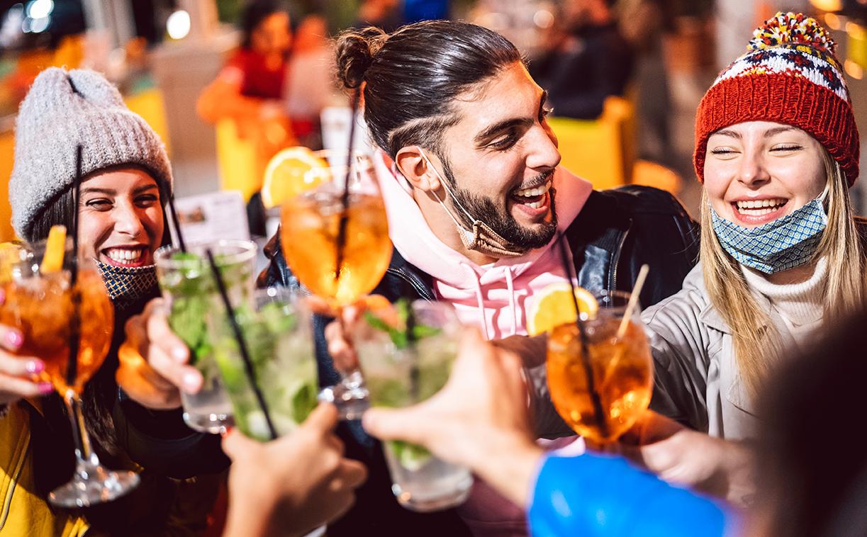Happy,Friend,Toasting,Fancy,Drinks,At,Night,Bar,With,Open