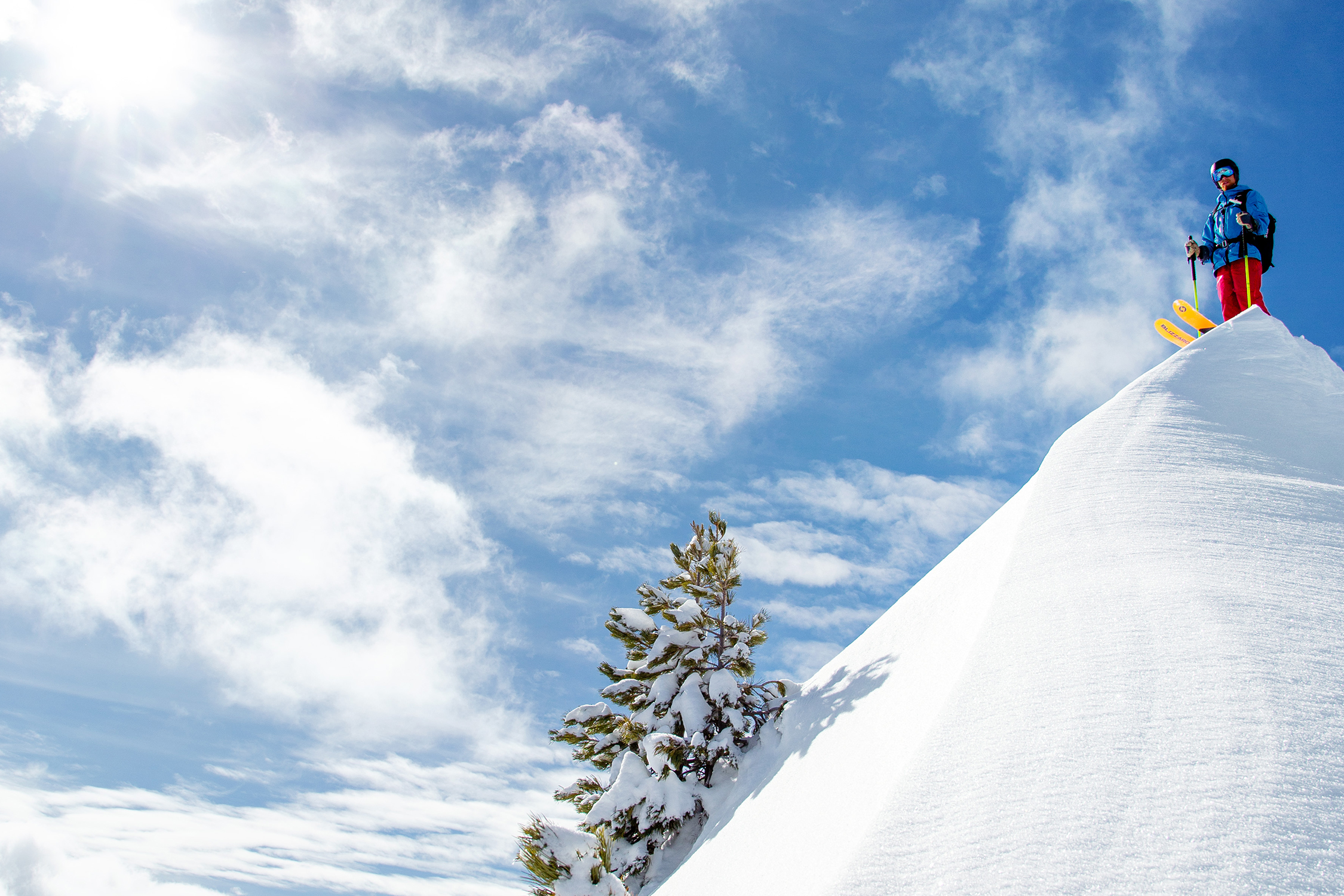 Pair,Of,Cross,Skis,In,Snow
