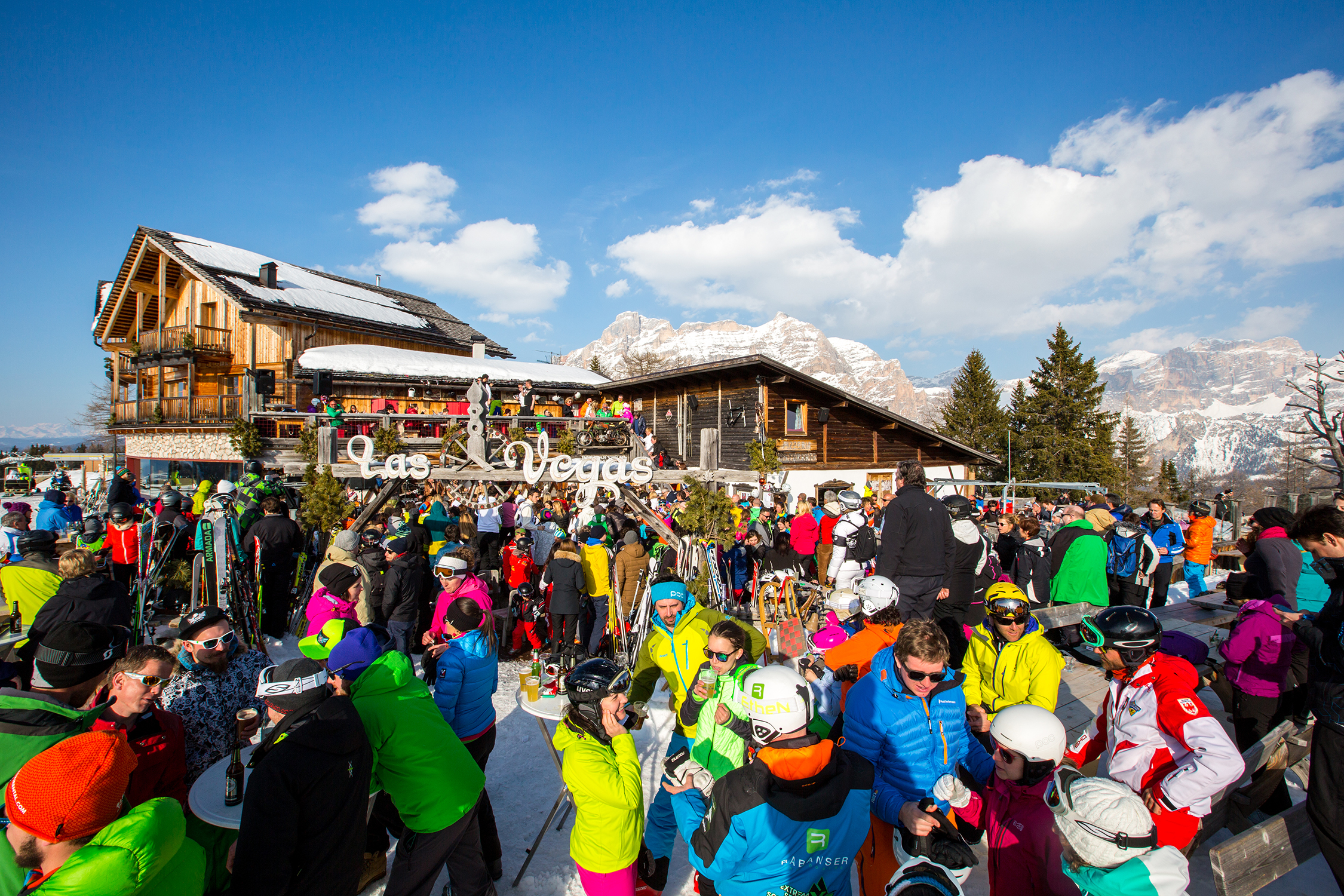 Pair,Of,Cross,Skis,In,Snow