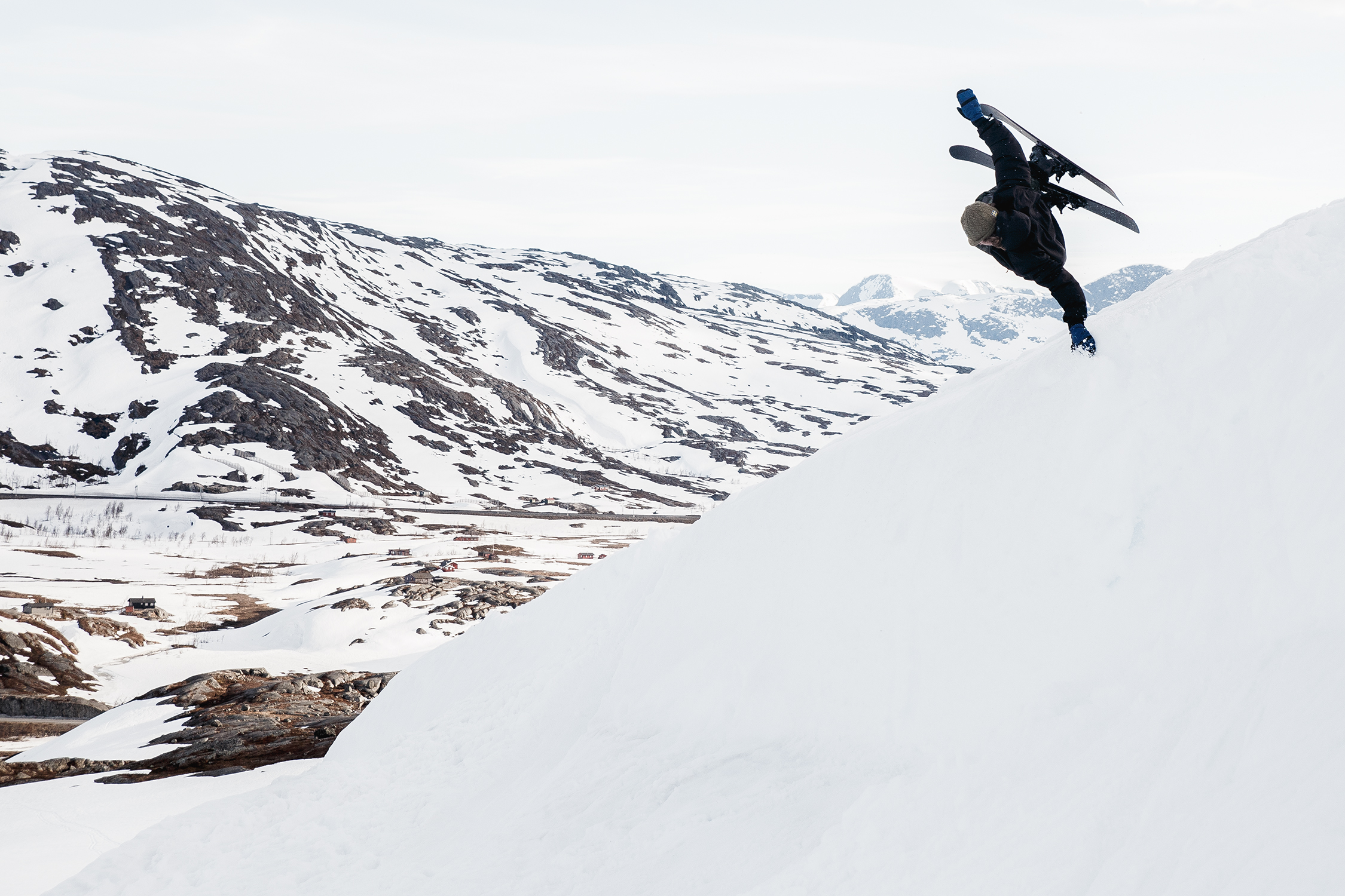 Pair,Of,Cross,Skis,In,Snow
