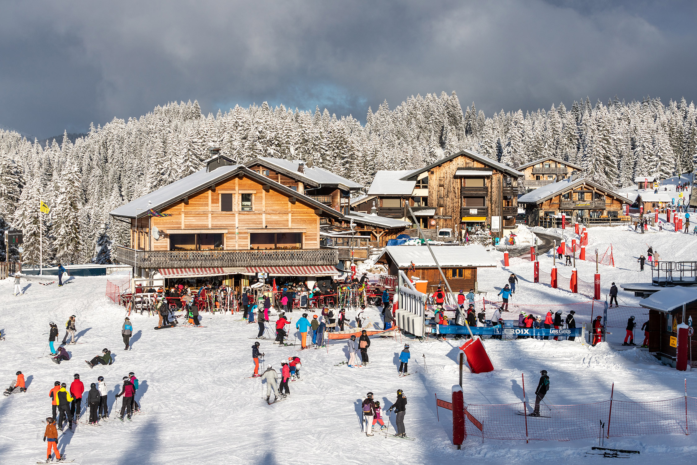 Pair,Of,Cross,Skis,In,Snow